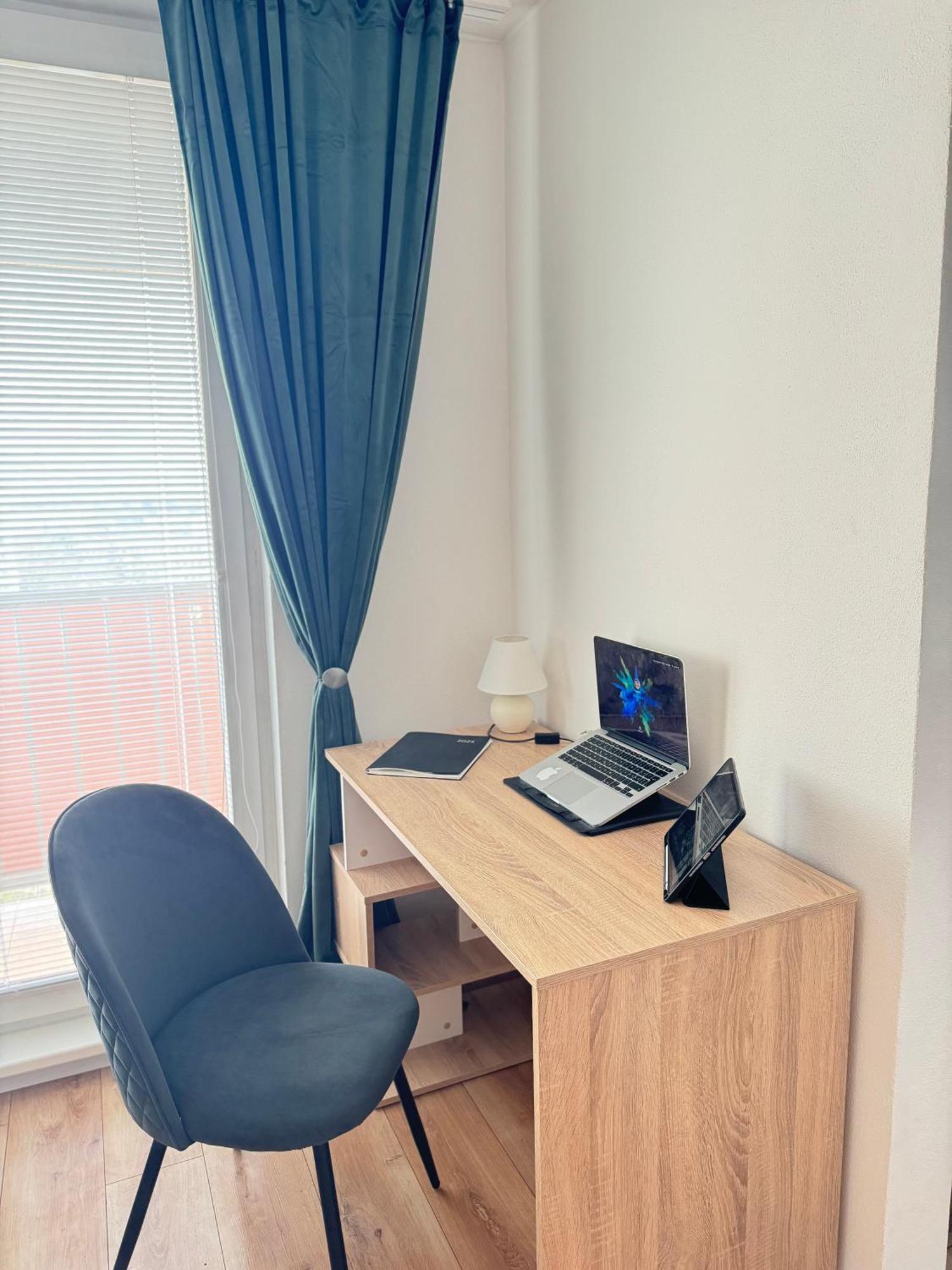 Modern Central Apartment Нитра Екстериор снимка
