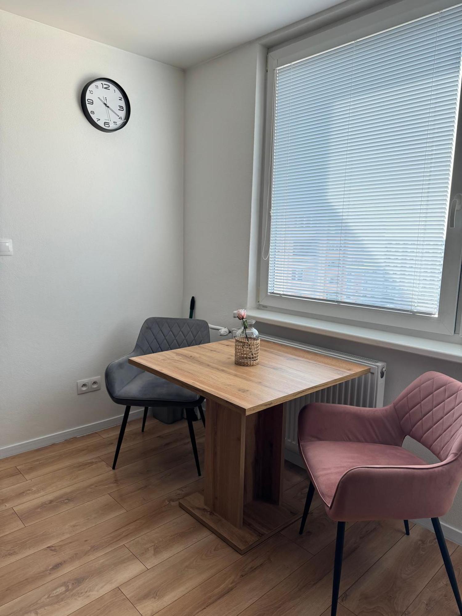 Modern Central Apartment Нитра Екстериор снимка